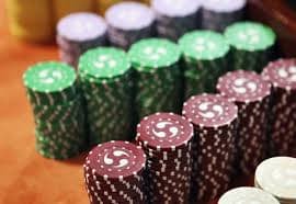Ilustrasi cara kerja mesin slot online dengan gulungan dan simbol yang beragam